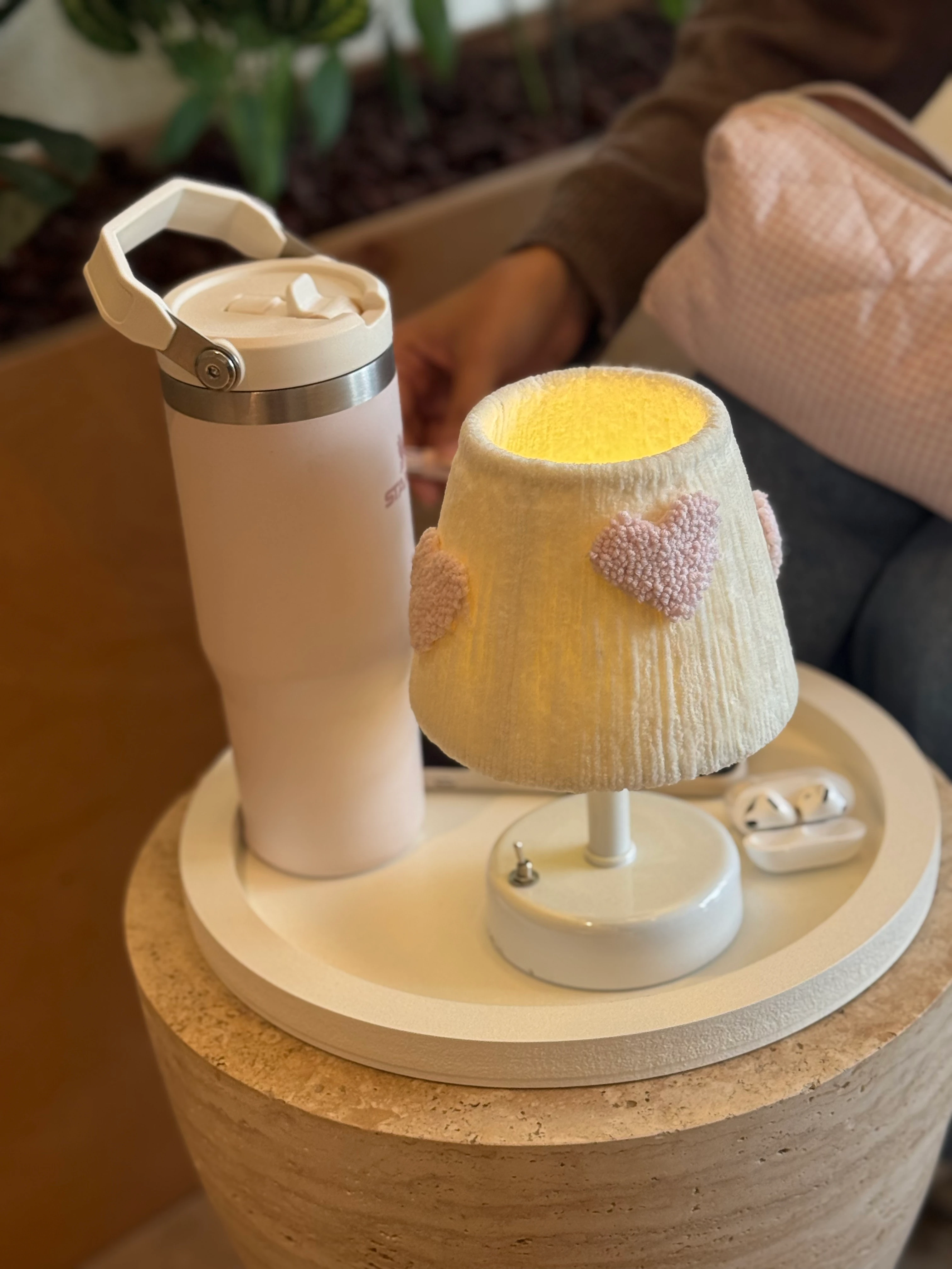 Punch Kadife Pembe Kalp Detaylı Masa Lambası Alt Beyaz Kablosuz Pilli Masa Üstü